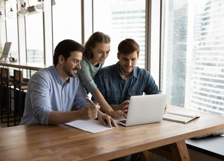 Creative,Business,Team,Sharing,Laptop,In,Office,,Watching,Startup,Presentation,